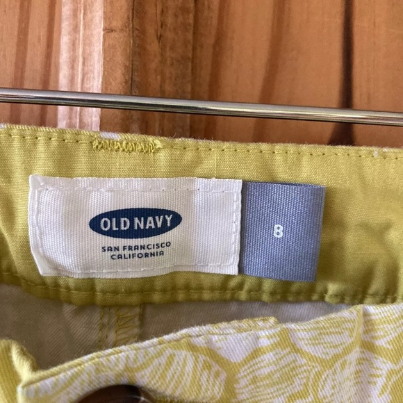 Women's Old Navy yellow green with white pineapple print chino shorts size 8 - Picture 4 of 9